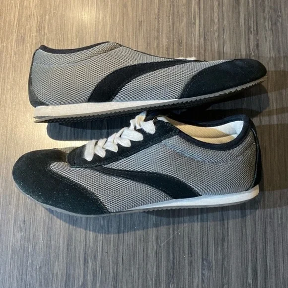 Old Navy Black and Light Gray Women's Sneakers - Picture 6 of 9